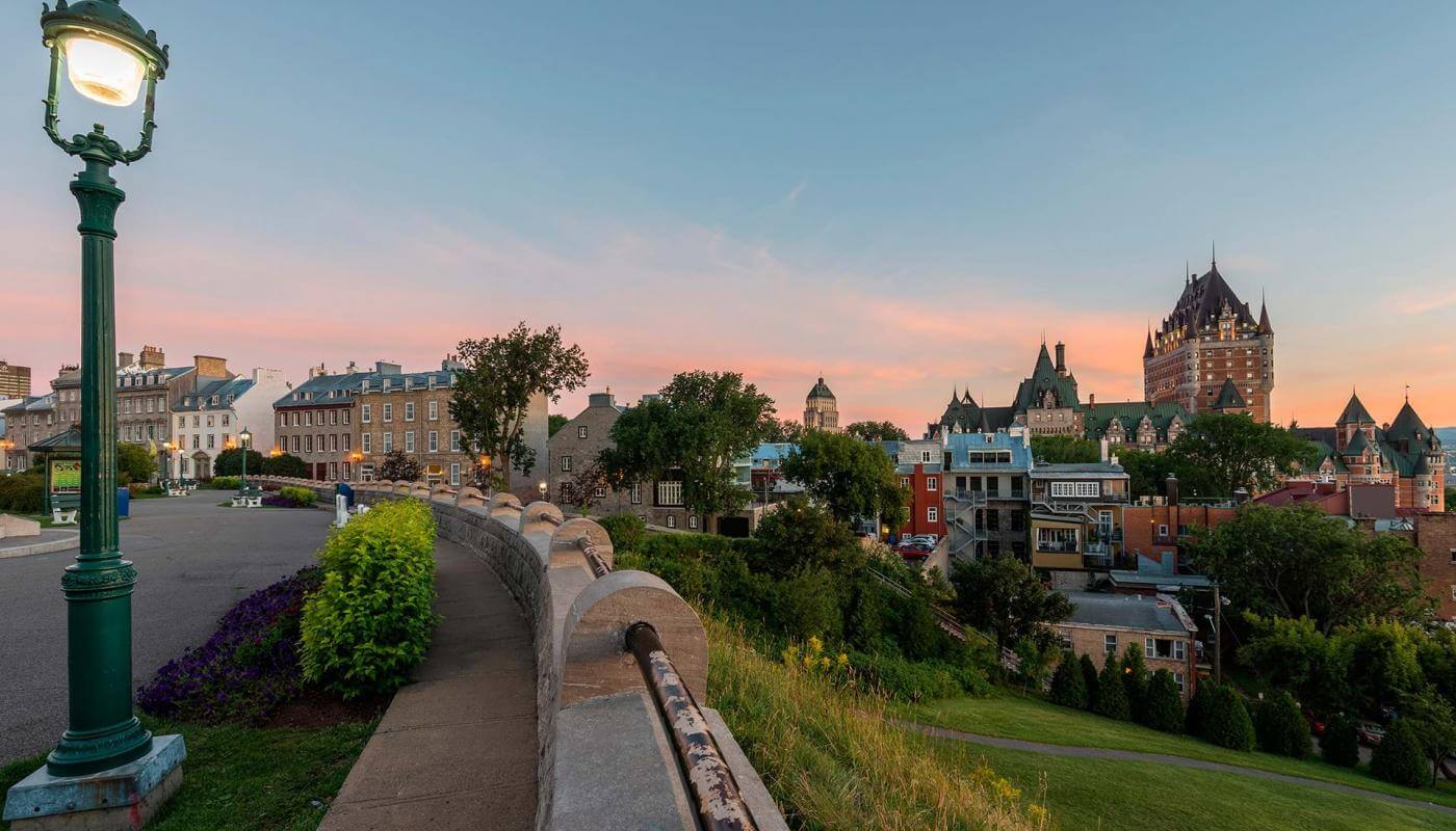 Vue sur le Château Frontenac et l'avenue Saint-Denis au lever du soleil, à partir de la terrasse Pierre-Dugua-De Mons. 