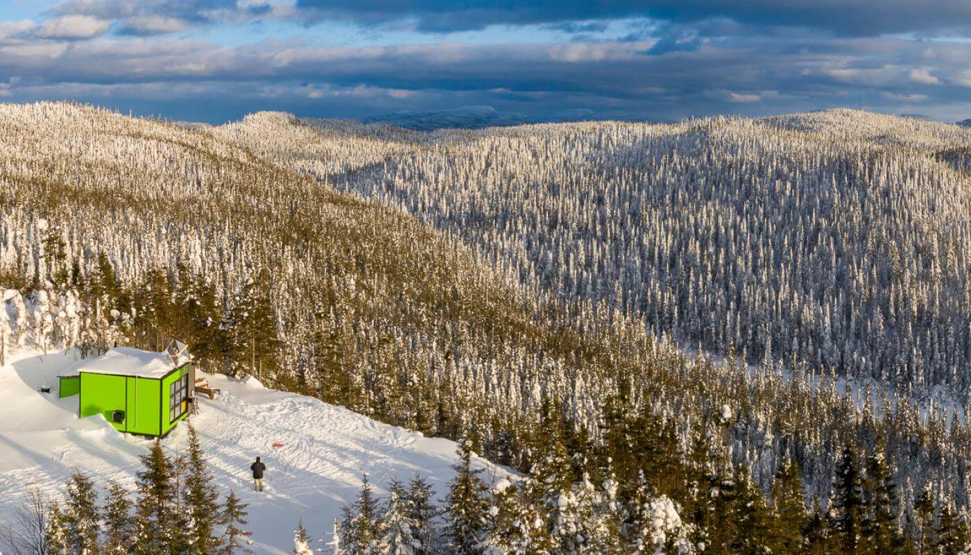 Chalet dans les montagnes du Saguenay-Lac-Saint-Jean en hiver