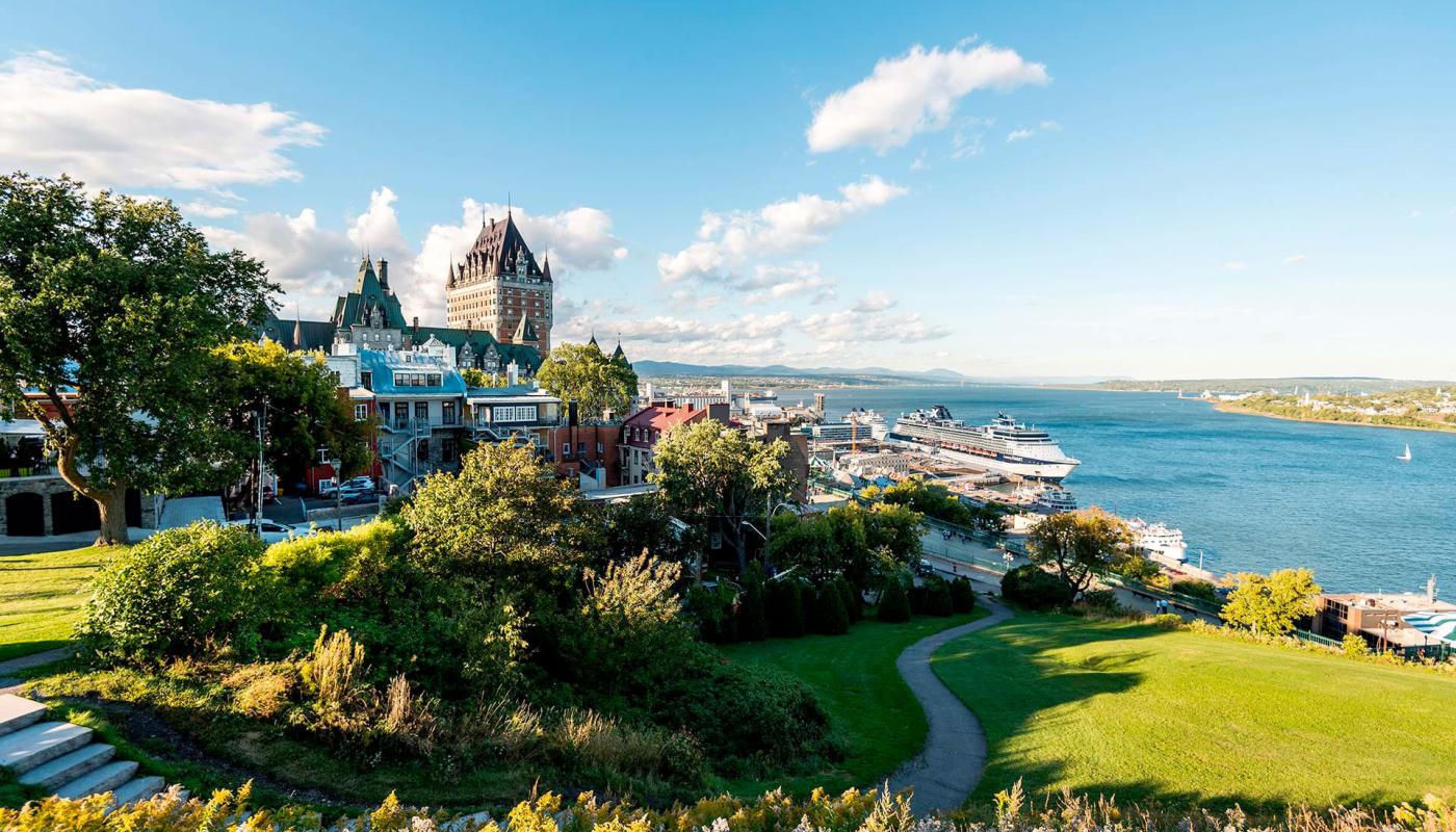 Vue sur la terrasse Dufferin, le Château Frontenac, le Vieux-Port et le fleuve à partir de la terrasse Pierre-Dugua-De Mons.