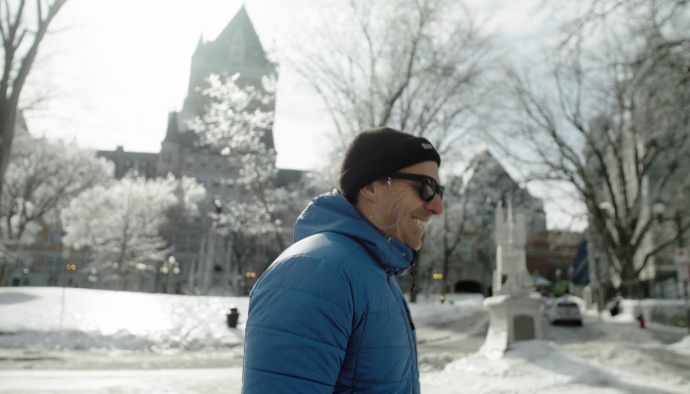 Jean-Michel Péloquin marchant dans les rues de Québec