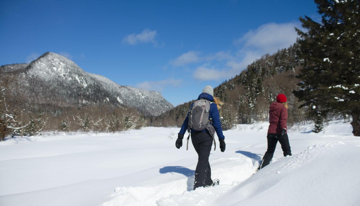 Deux filles en raquette au Parc national de la Jacques-Cartier