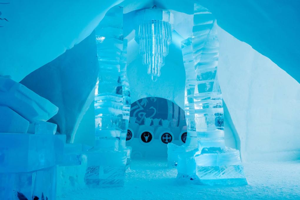 La majestueux lustre de glace dans le hall d'entrée de l'Hôtel de Glace