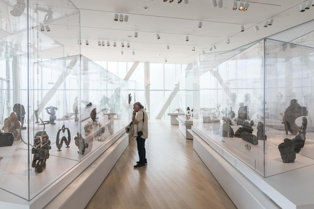 Un homme contemple une exposition à l'intérieur du Musée national des beaux-arts du Québec.