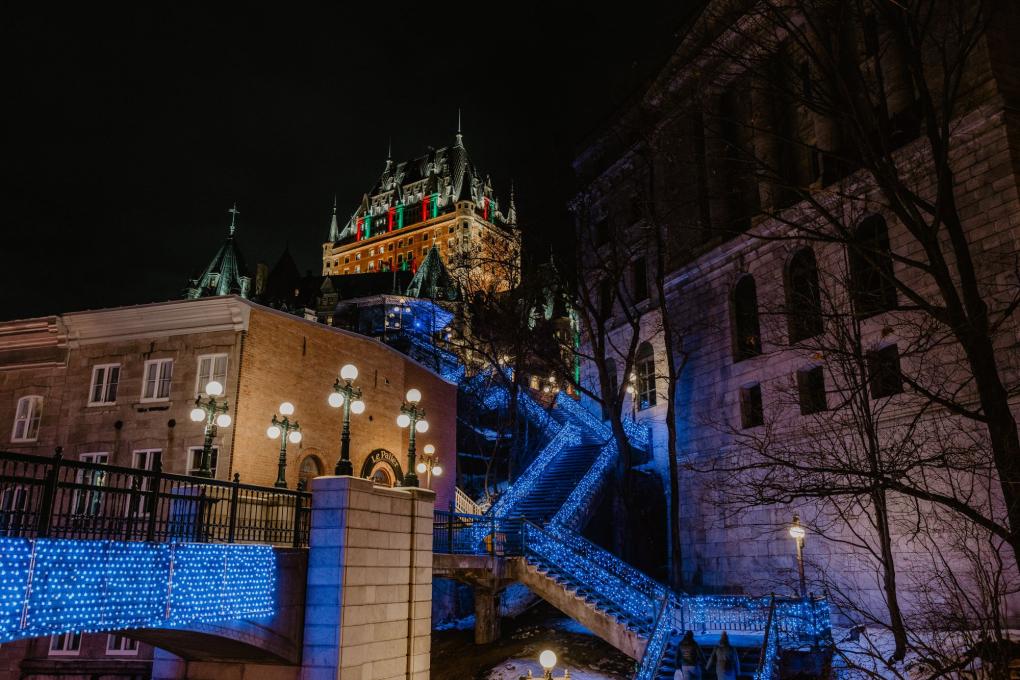 Vue sur le Château Frontenac avec les lumières de Québec s'illumine