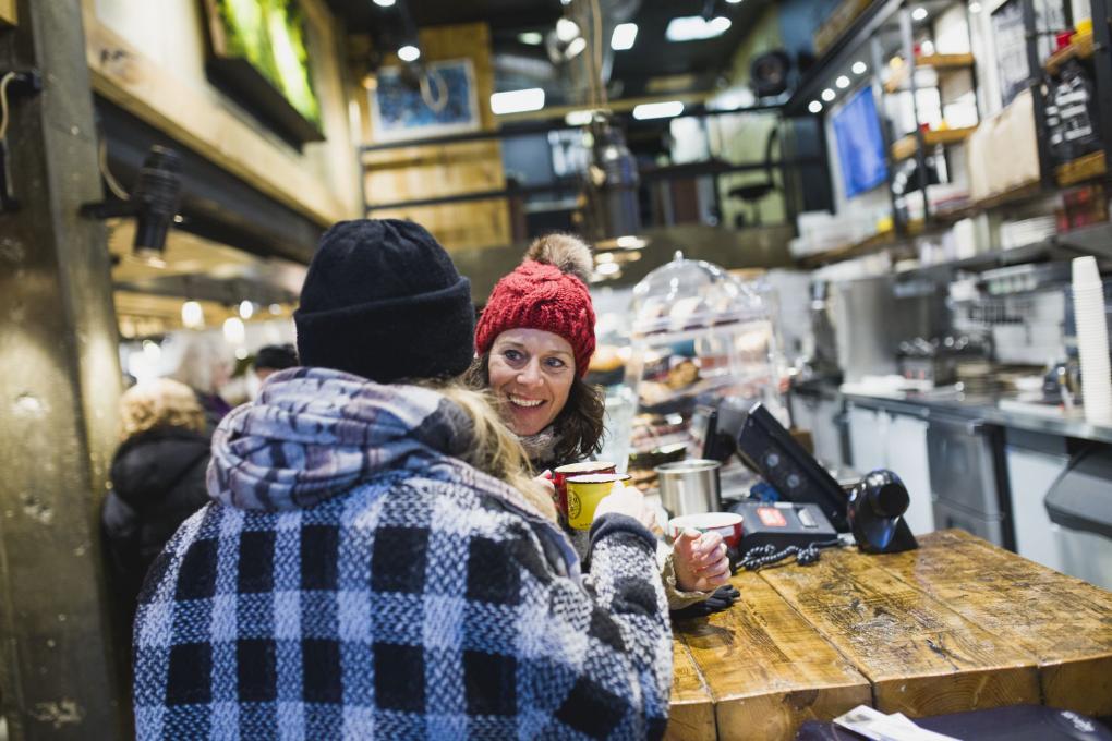 Deux femmes dans un café