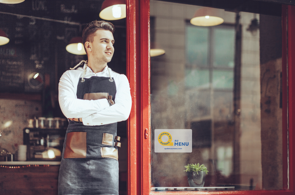 Chef à la porte de son restaurant partenaire du programme aliments du Québec au menu