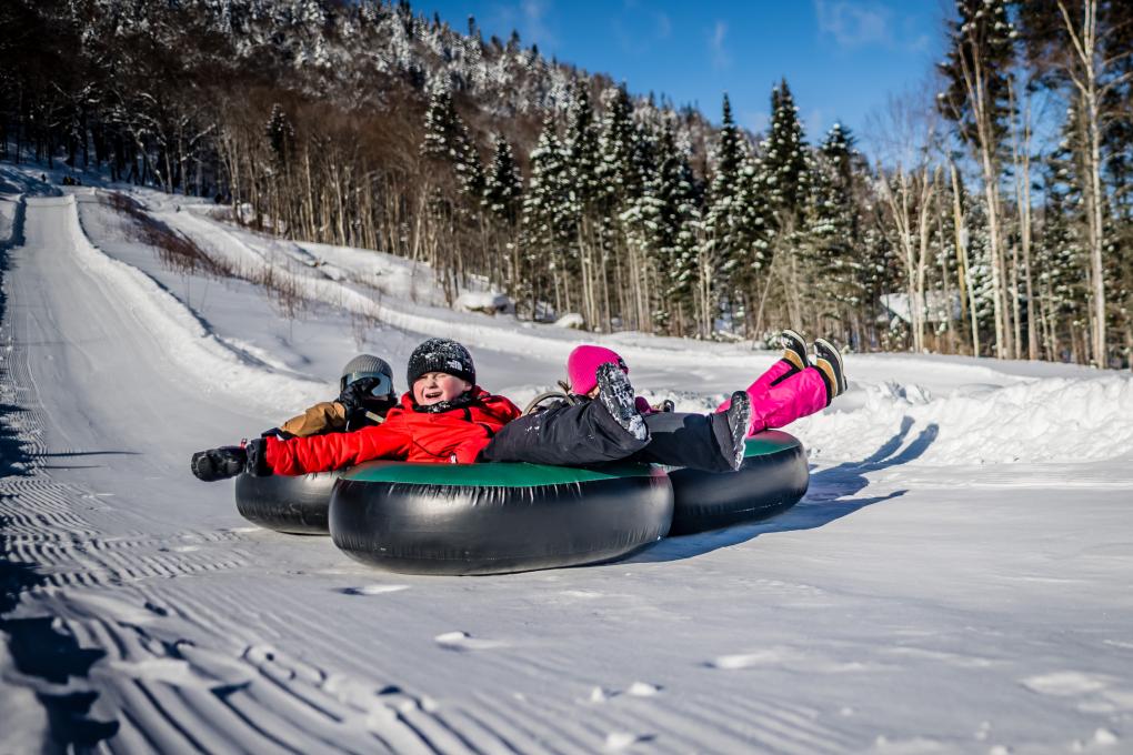 Glissades sur chambre à air au Centre récréotouristique des Hautes Terres