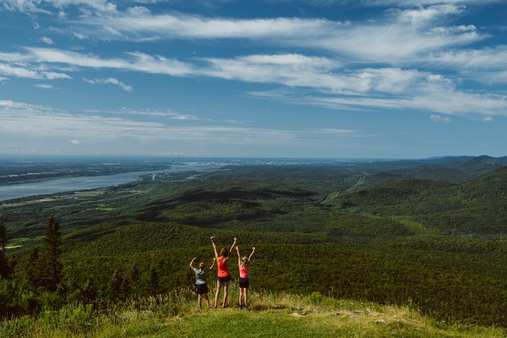 Famille au Sommet du Mont-Sainte-Anne en randonnée