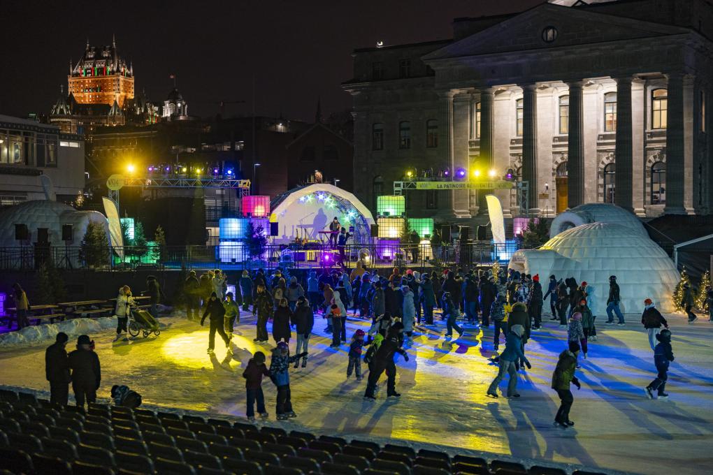 Patineurs sur la Discoglace le soir