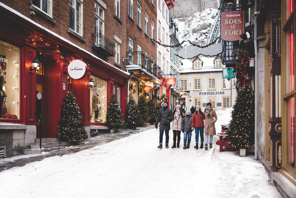 Famille dans le Petit Champlain avec décorations de Noel