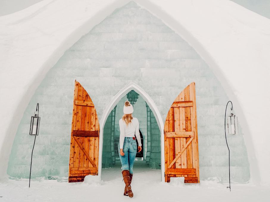 Femme entrant dans l'Hôtel de Glace