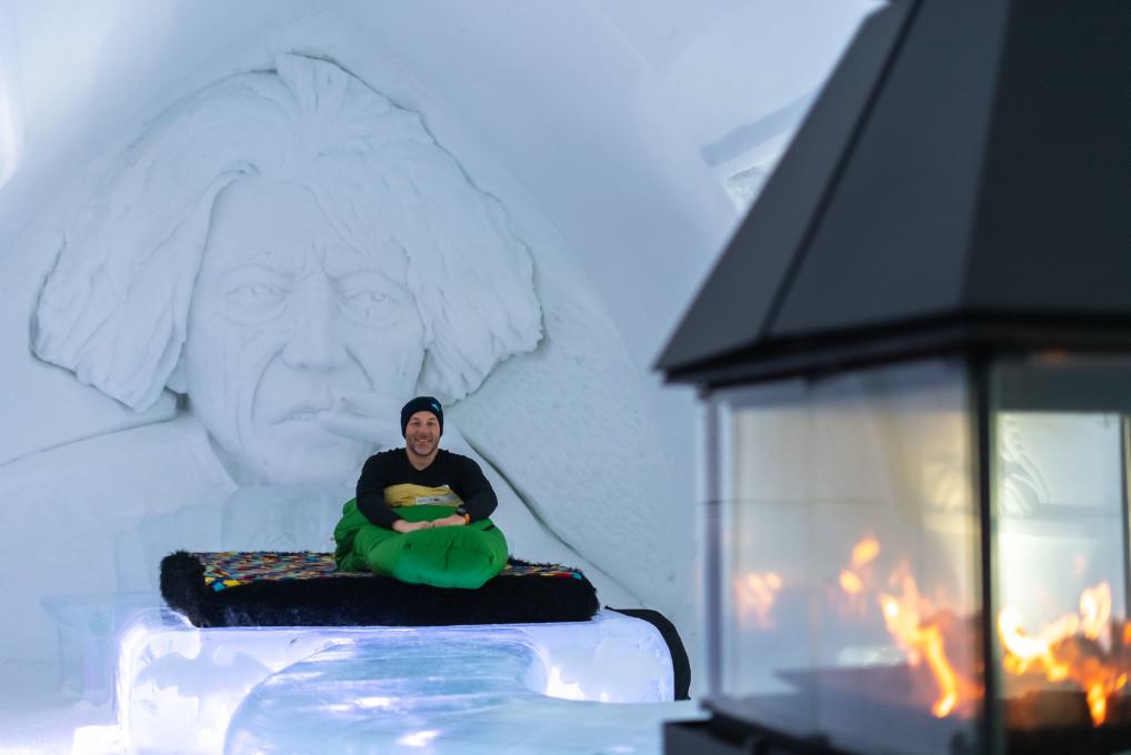 Chambre de l'Hôtel de Glace avec foyer