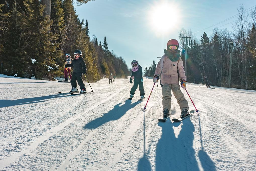 Enfants qui skient au Relais