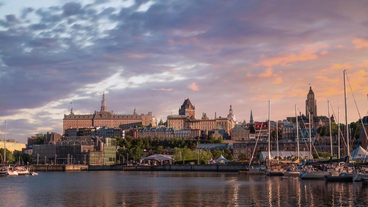 Vue sur le Vieux-Québec à partir du Bassin Louise