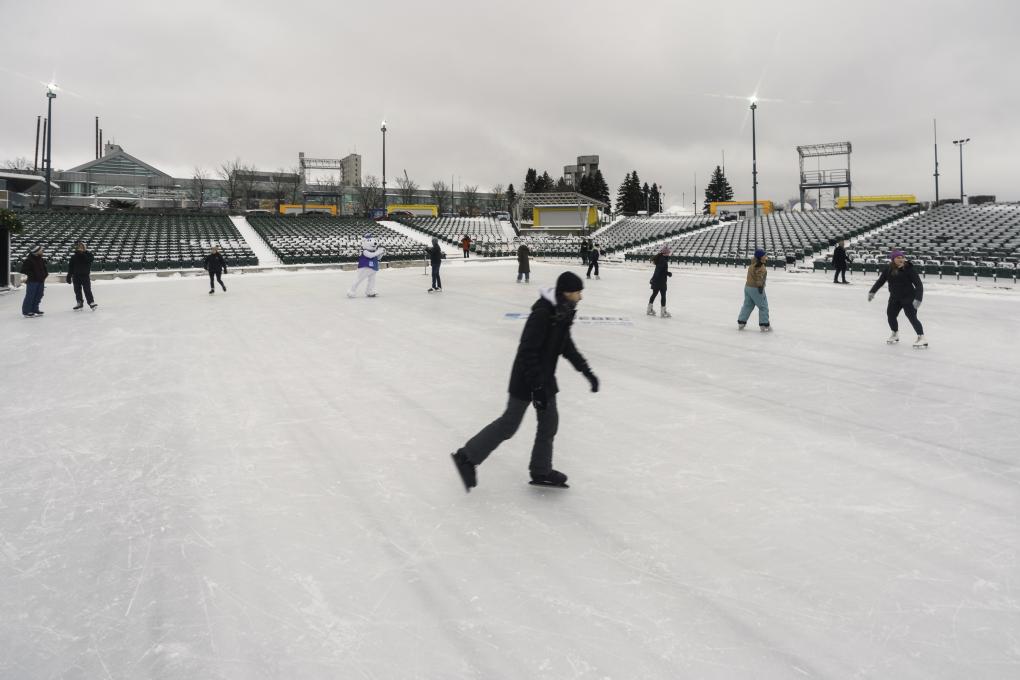 Skaters on the Discoglace