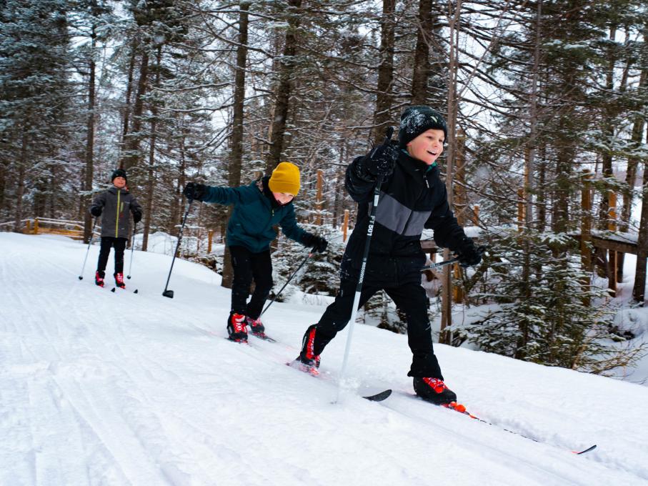 Enfants en ski de fond aux Sentiers du Moulin