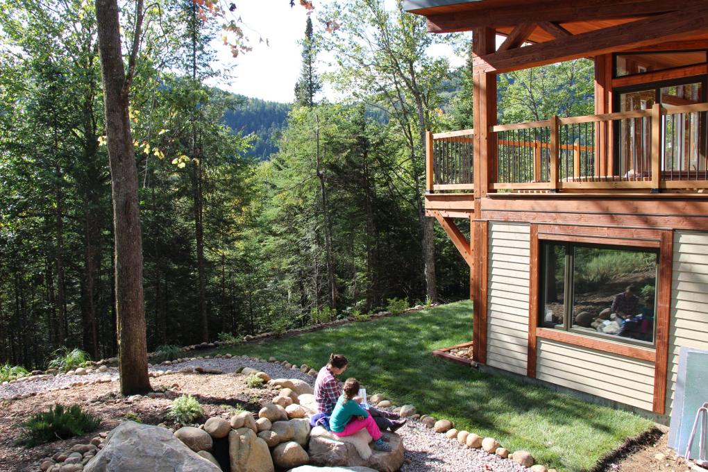 Un parent avec son enfant sur le terrain de la Villa Éco