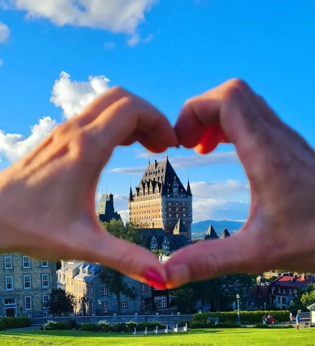 Mains en coeur sur Château Frontenac en été