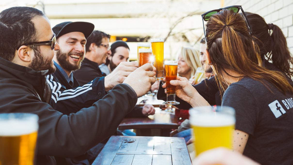 Amis dans une microbrasserie