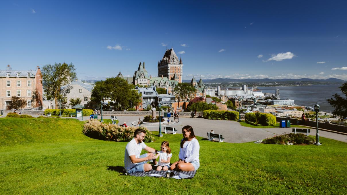 Pique-nique en famille devant le Château Frontenac 