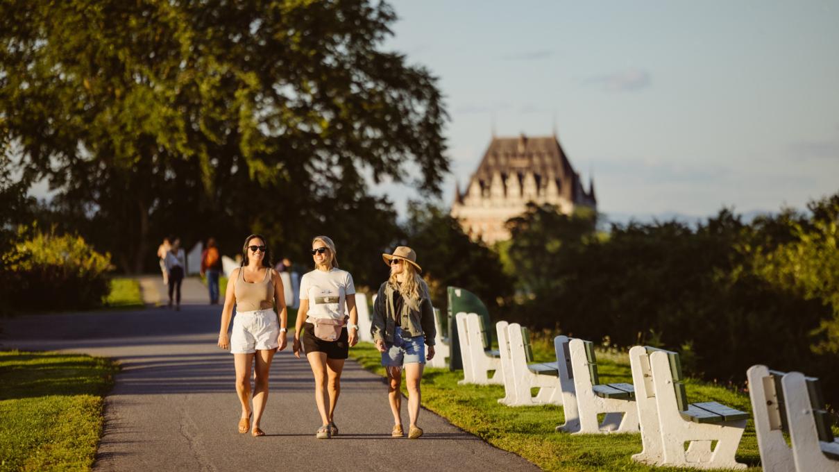 Fille qui marche sur les plaines d'Abraham