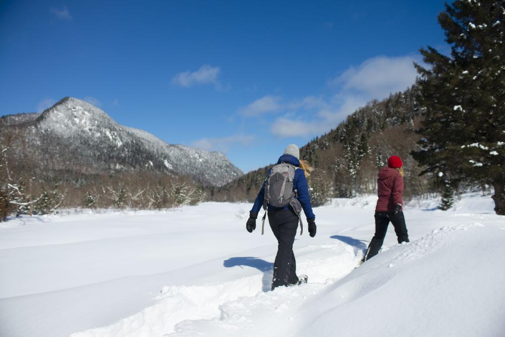 Deux filles en raquette au Parc national de la Jacques-Cartier