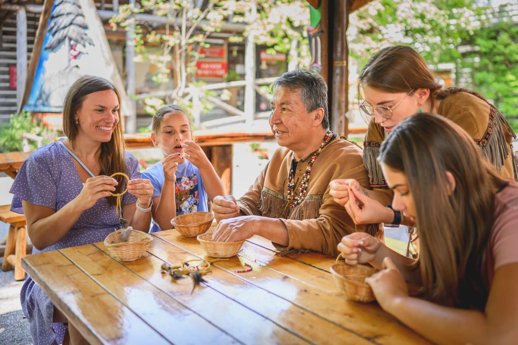 Atelier de capteur de rêves au Site traditionnel Huron 