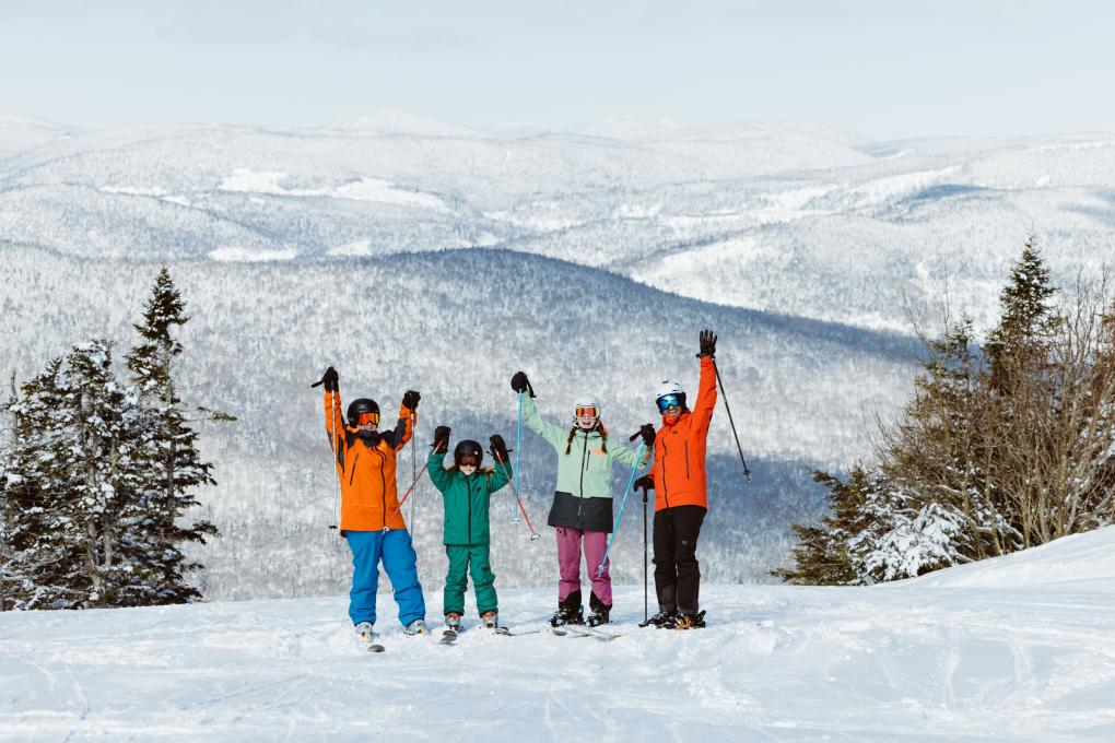 Famille de skieurs au Mont-Sainte-Anne