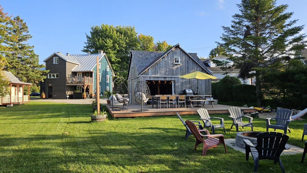 Auberge de l'Ouest - Extérieur et grande cour arrière