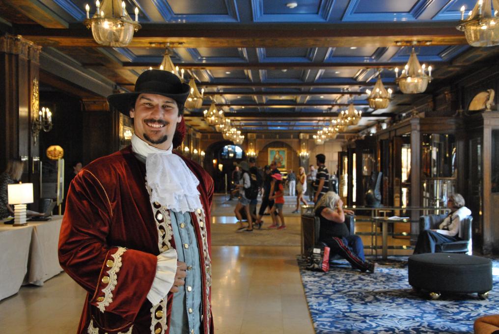 Cicérone Tours - guide touristique dans le hall du Château Frontenac