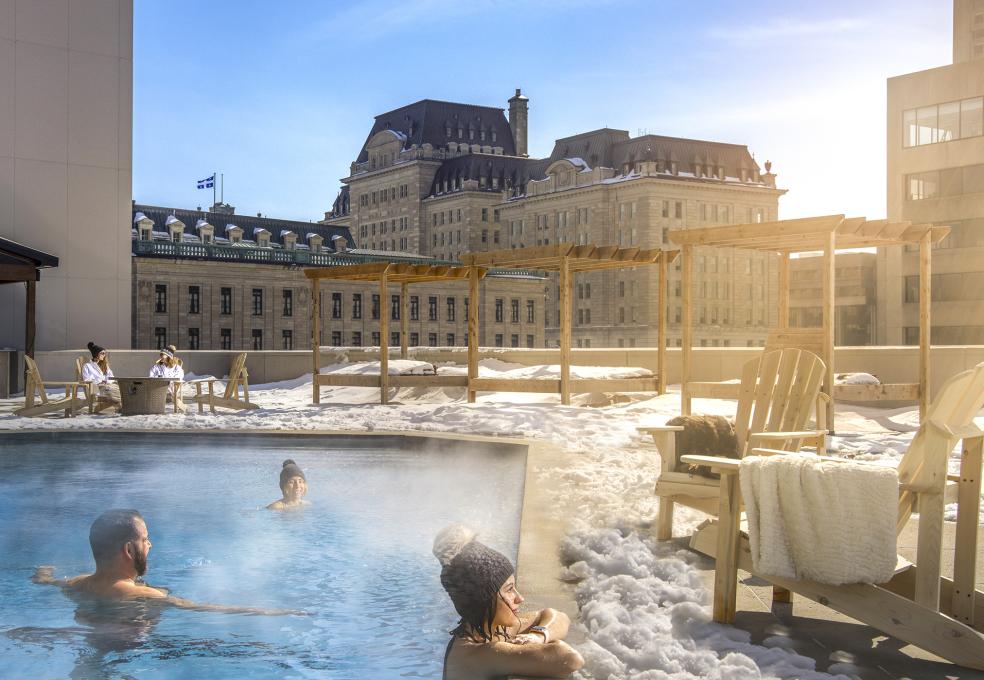 Hilton Quebec - Swimming in winter