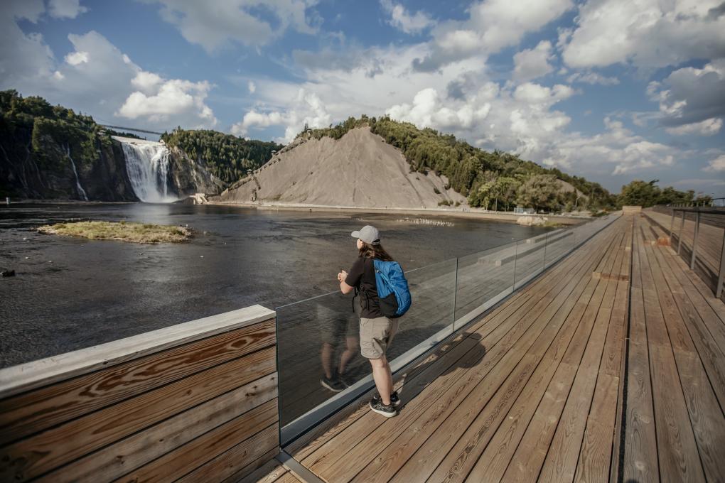 Parc de la Chute-Montmorency - person on the contemplative footbridge