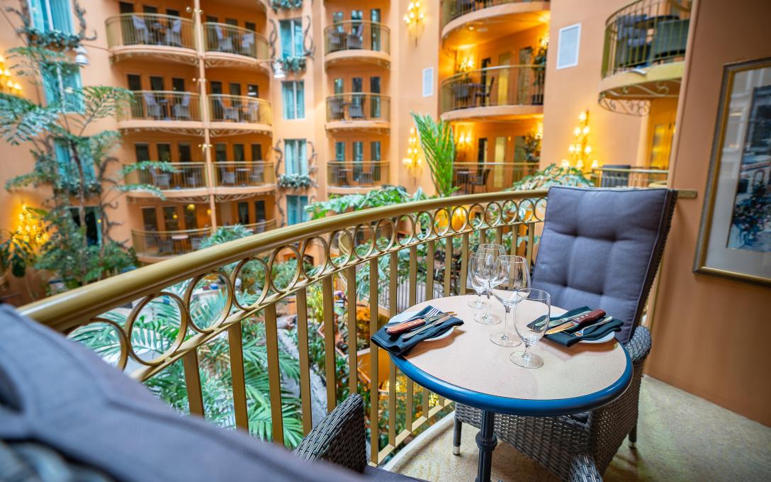 Hôtel Palace Royal - Balcon avec vue sur la piscine intérieure