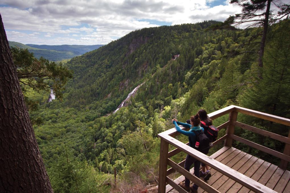 Two people stop at an observation point during a hike in the Vallée Bras-du-Nord.