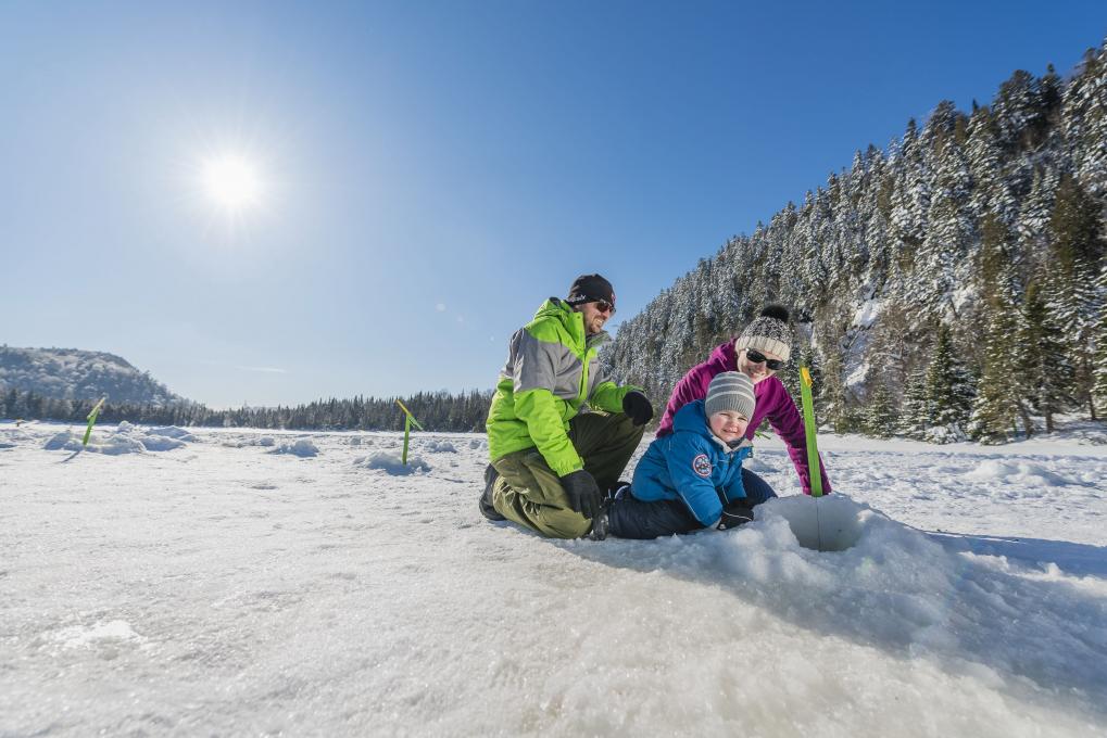 Pêche blanche en famille sur un lac gelé dans la Réserve faunique de Portneuf.