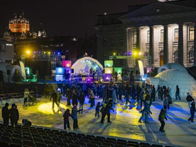 Patineurs sur la Discoglace le soir