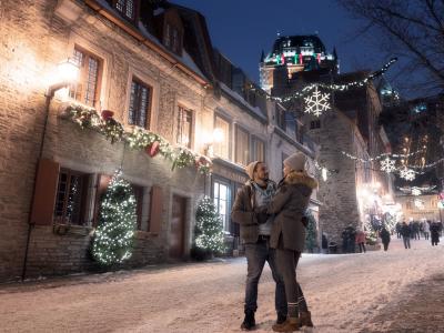 Couple dans le Petit-Champlain en hiver