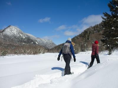 Deux filles en raquette au Parc national de la Jacques-Cartier