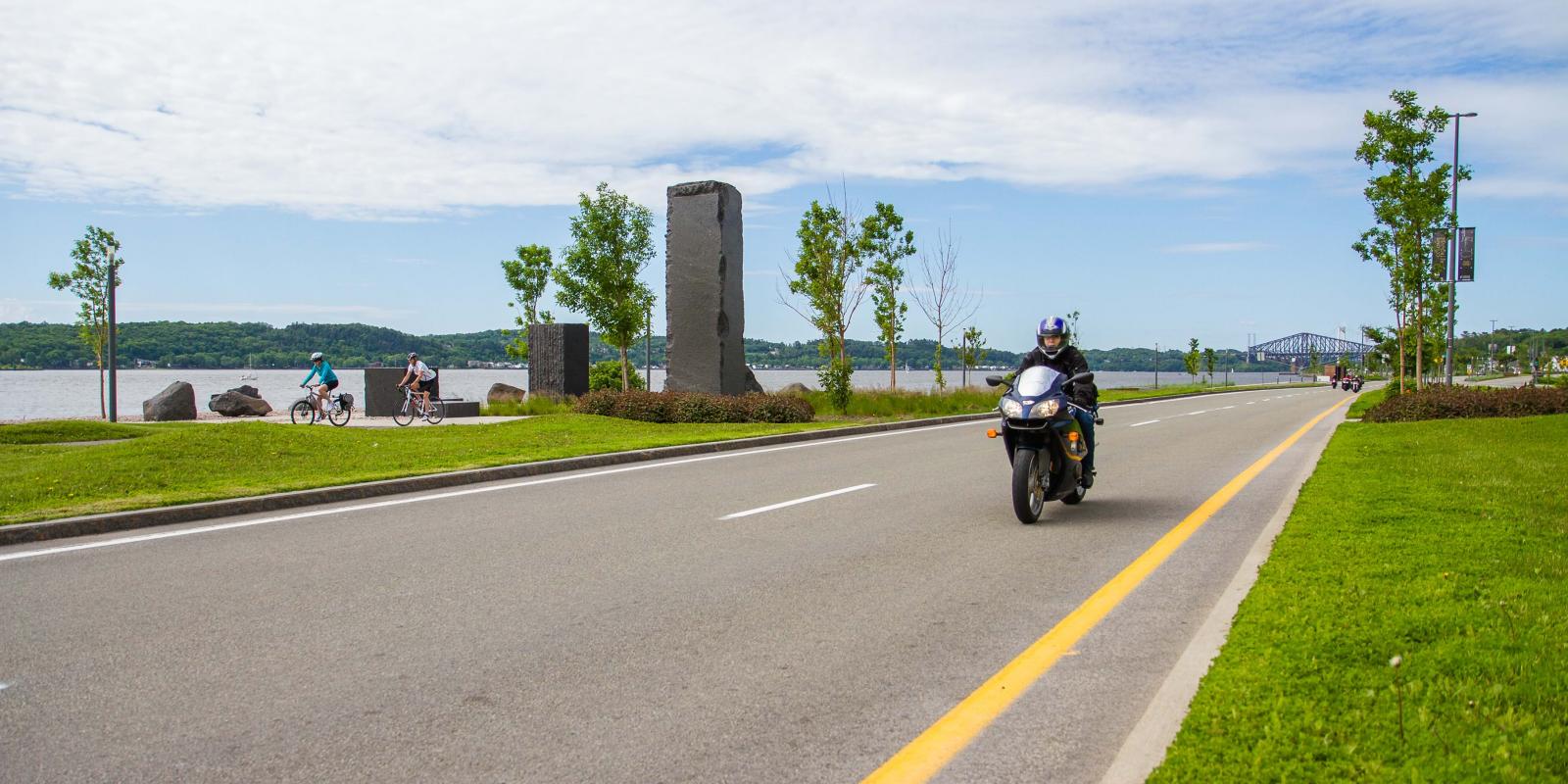 Motocycliste le long du fleuve