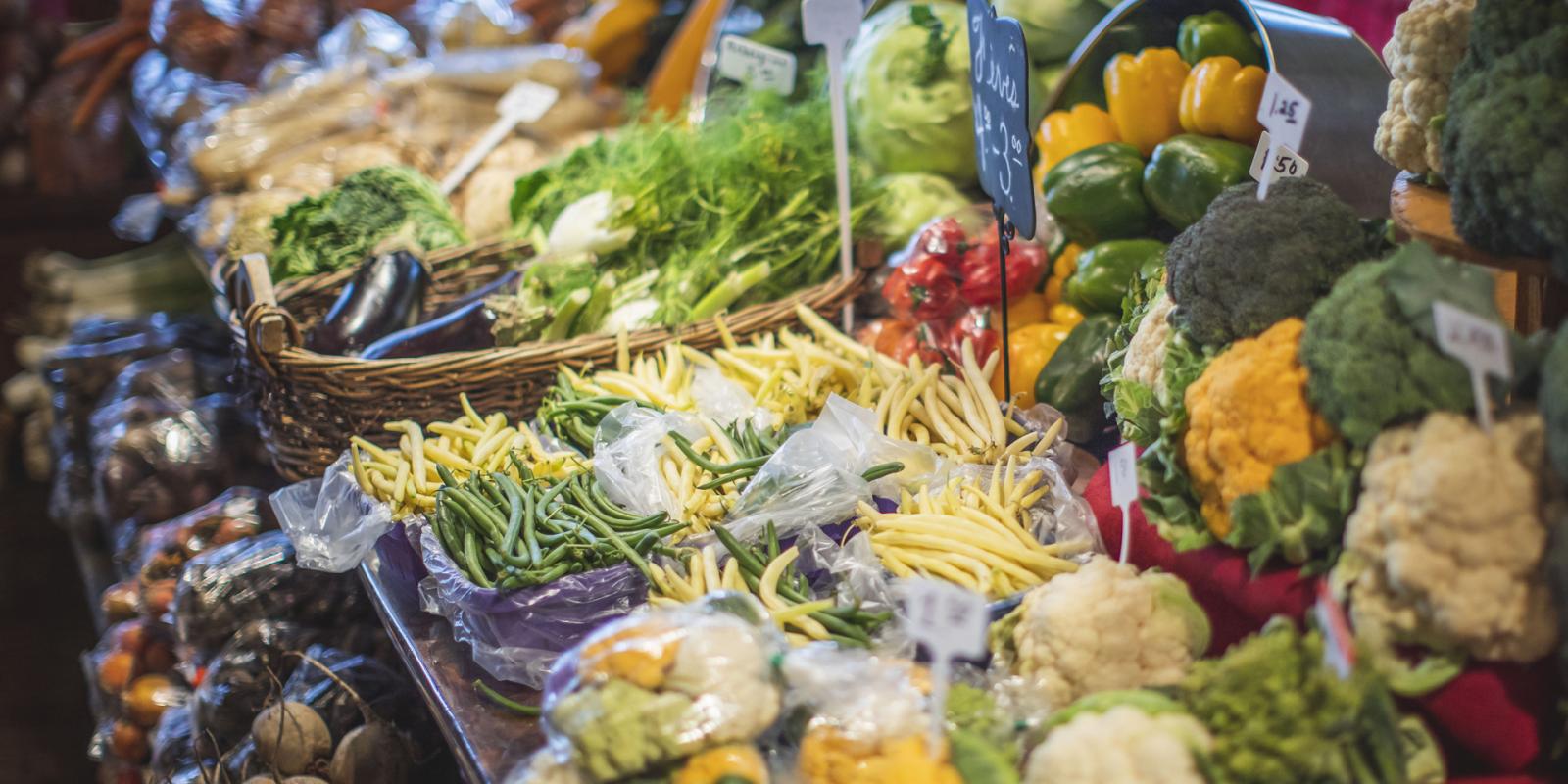 Kiosque de légumes dans un marché public