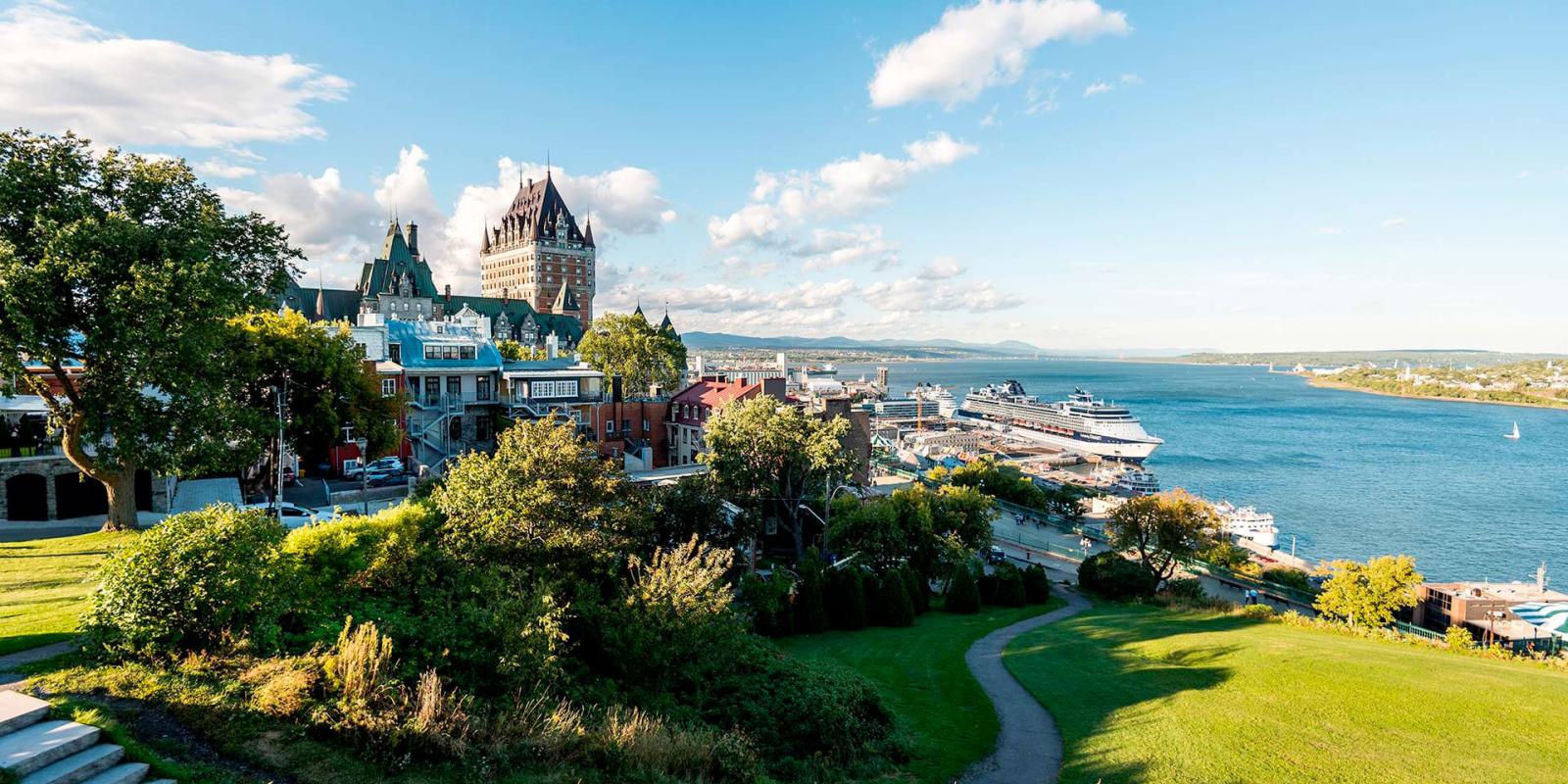 Vue sur la terrasse Dufferin, le Château Frontenac, le Vieux-Port et le fleuve à partir de la terrasse Pierre-Dugua-De Mons.