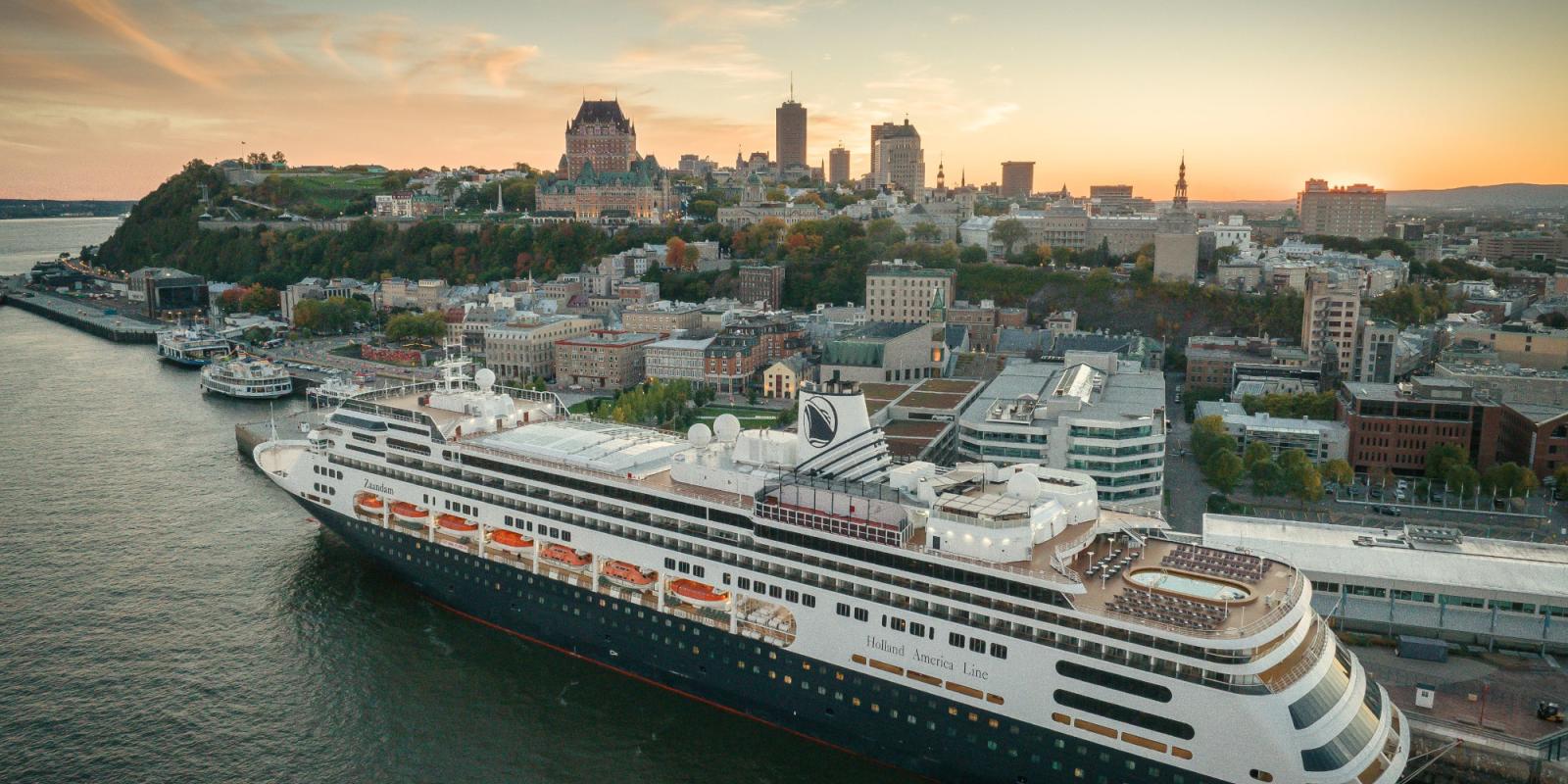 Navire de croisière devant le Vieux-Québec