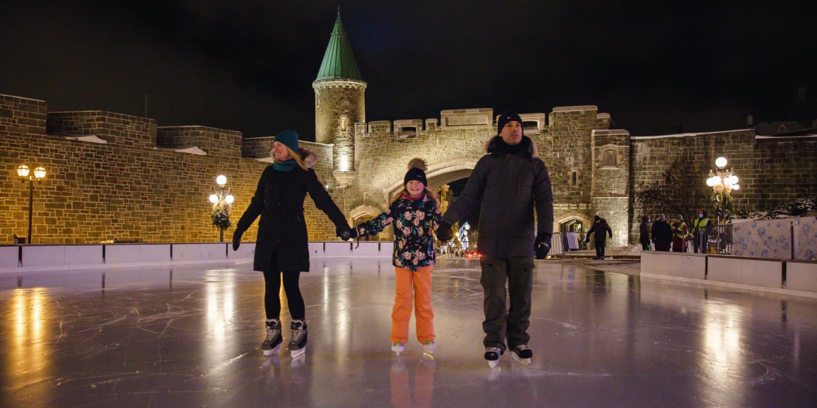 Famille sur la patinoire D'Youville