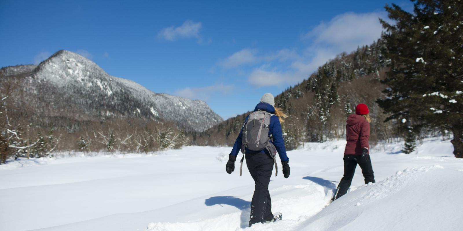 Deux filles en raquette au Parc national de la Jacques-Cartier