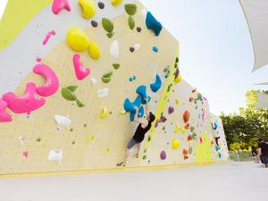 Baie de Beauport - Wall climbing with climber