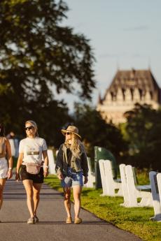 Fille qui marche sur les plaines d'Abraham