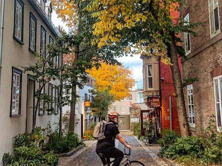 Homme en vélo dans le Vieux-Québec