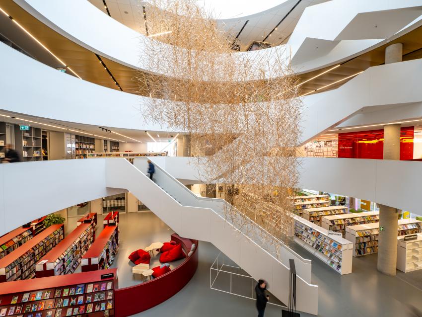 Escalier intérieur de la Bibliothèque Gabrielle-Roy 