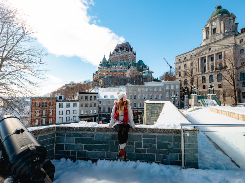 Femme devant le Château Frontenac en hiver