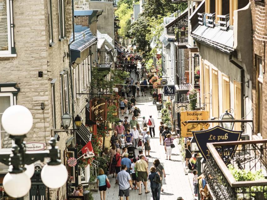 Os turistas andam na rue du Petit-Champlain no verão.